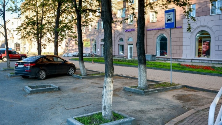 Накануне Дня Победы в Челябинске эвакуируют машины вдоль проспекта Ленина. Потом авто придется искать