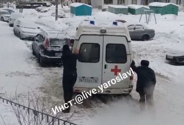 «Из-за этого долго едем»: в Ярославле в нечищеном дворе застряла машина скорой помощи. Видео