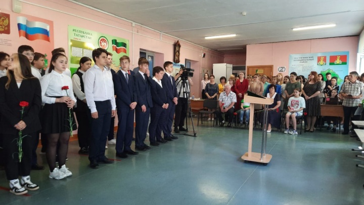 В двух школах Татарстана установили мемориальные доски погибшим военным. Публикуем фото