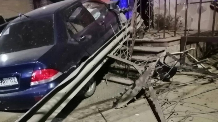 Пьяный водитель на иномарке врезался в храм на улице Фучика