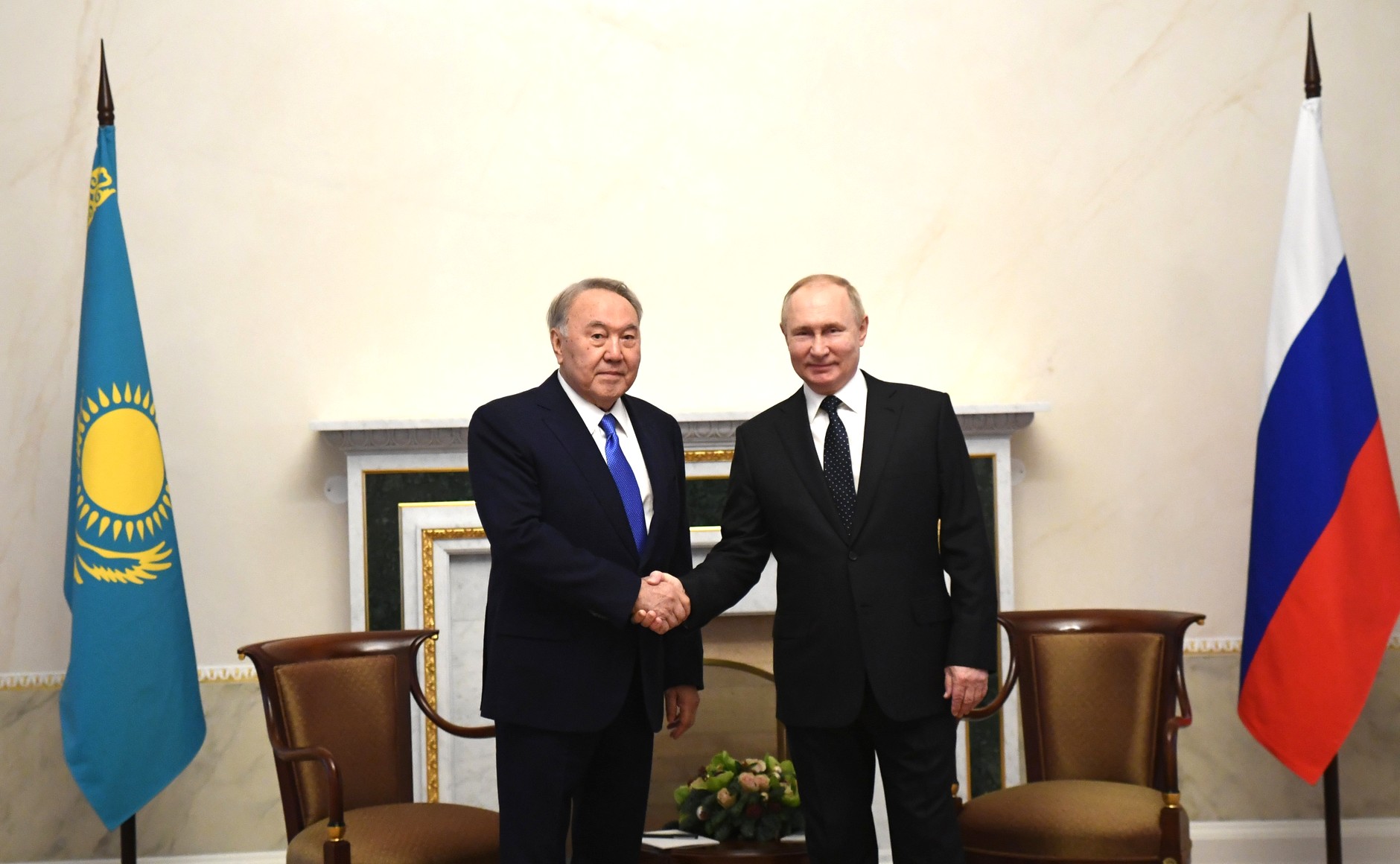 Встреча Владимира Путина с первым президентом Республики Казахстан — лидером нации Нурсултаном Назарбаевым, 28 декабря 2021 года, Санкт-Петербург. Встреча Владимира Путина с первым президентом Республики Казахстан — лидером нации Нурсултаном Назарбаевым, 28 декабря 2021 года, Санкт-Петербург.