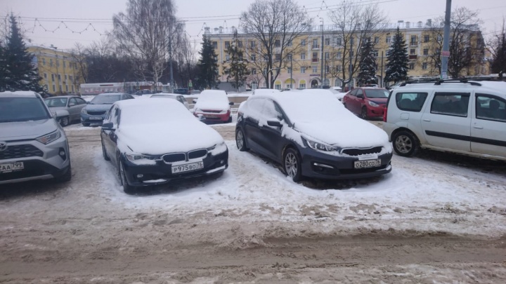 «Ночлежка для авто»: ярославцы требуют ограничить парковку у Ярославля-Главного