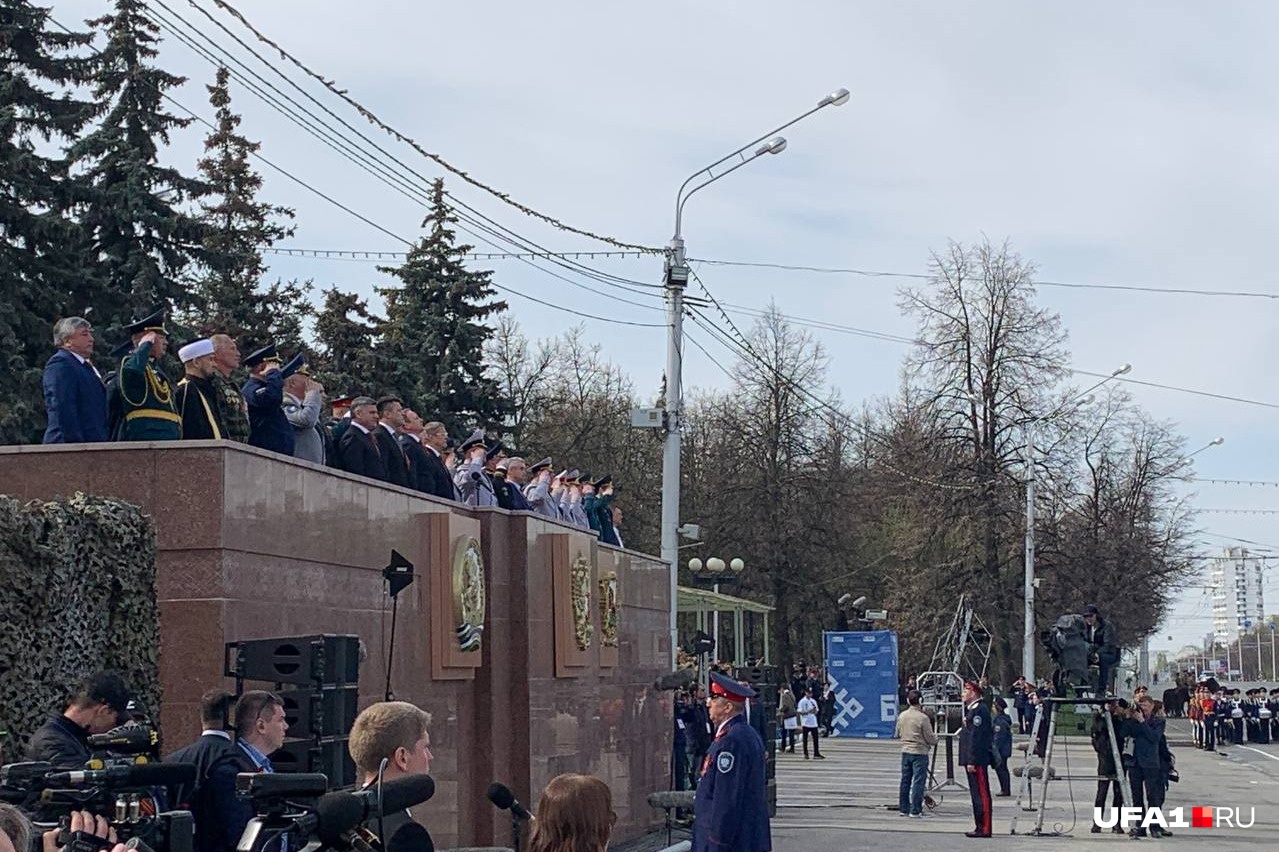 За парадом наблюдают глава Башкирии Радий Хабиров, премьер-министр Андрей Назаров и другие большие чиновники