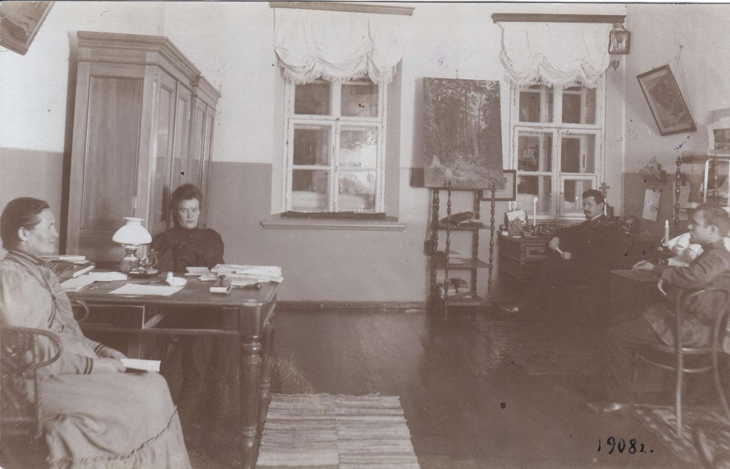 Учительская в 1908 году. Именно в ней обнаружили изразец