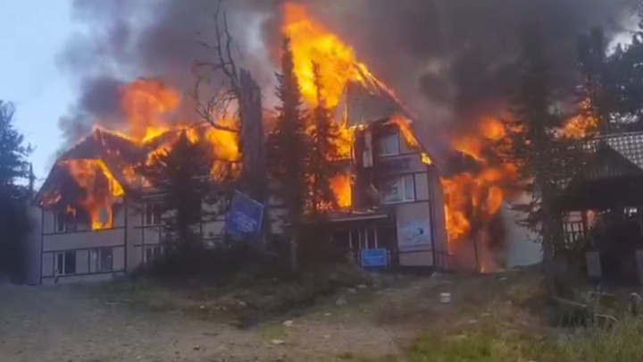 В «Ергаках» на базе отдыха загорелся гостевой дом отеля SnowPort. Пожарные до сих пор работают на месте