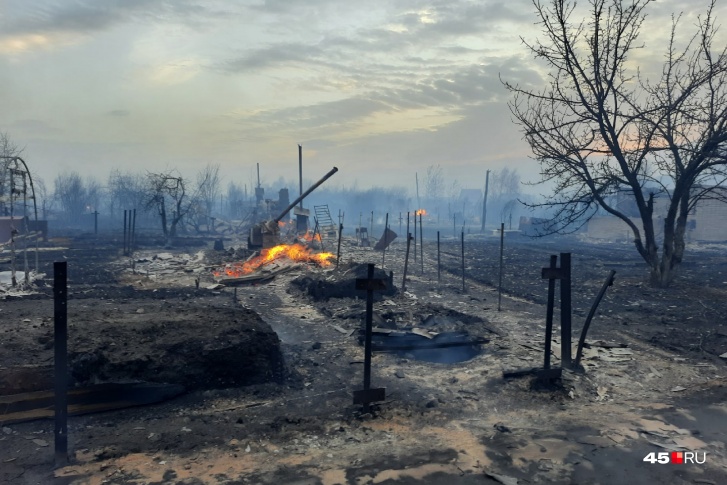 Сгорели уже около 50 дачных участков в СНТ «Малиновка»