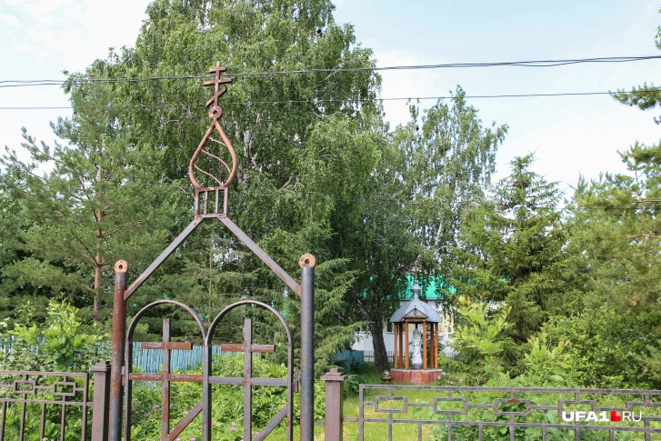 Статуя ангела возле места, где раньше располагался интернат, в котором учился Юрий Шатунов