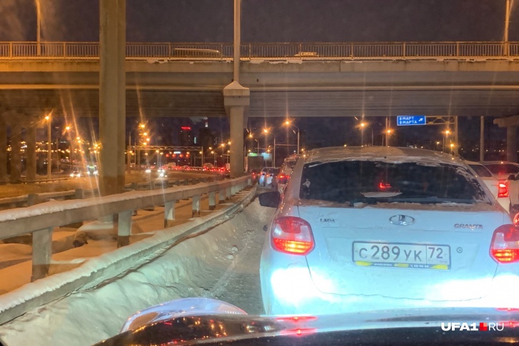 Вереница тянется до самого проспекта Октября Вереница тянется до самого проспекта Октября