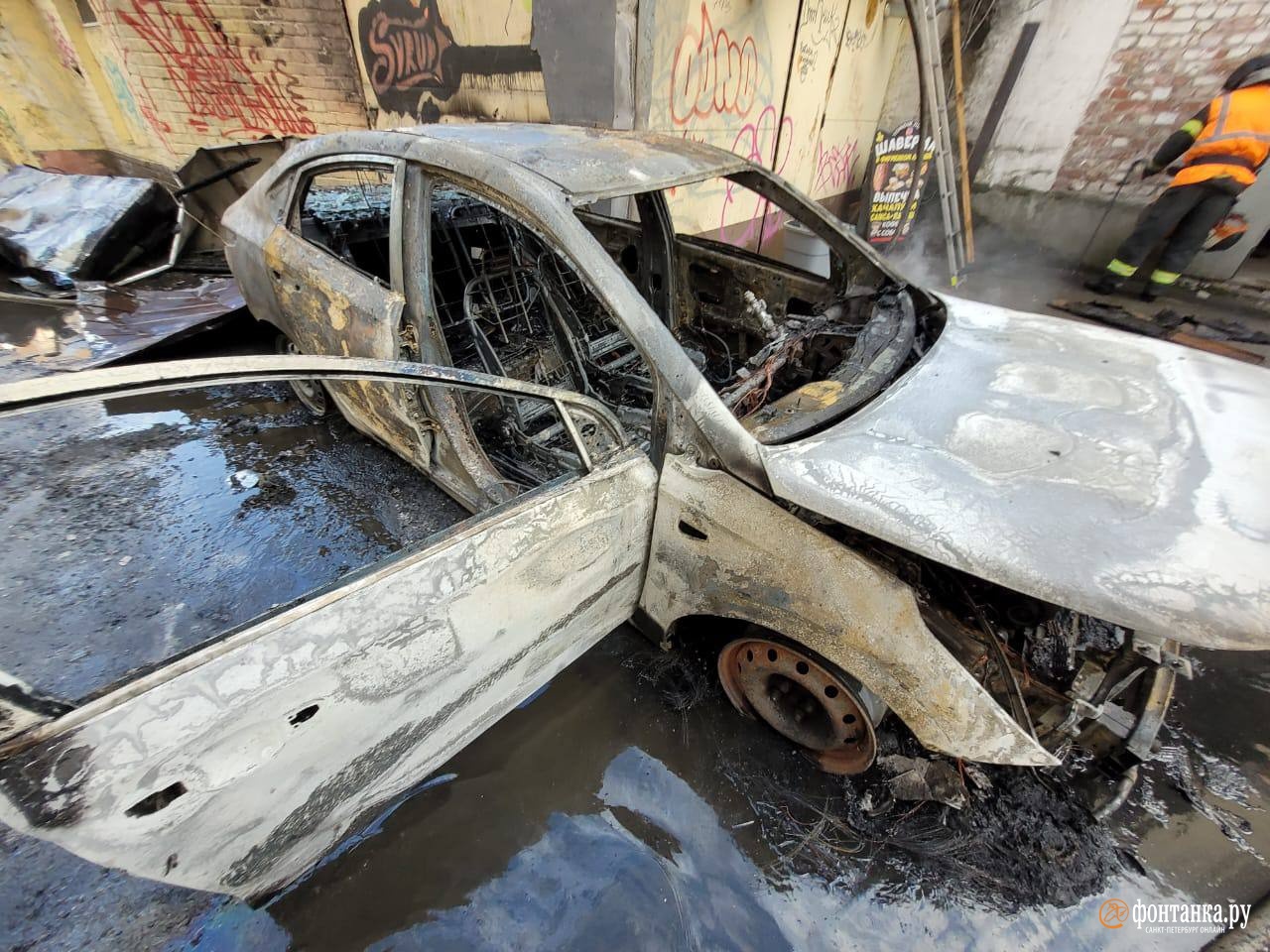 Причиной пожара на Лиговском стала машина-поджигатель, от нее загорелась шаверма