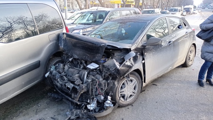 «Девушка в машине была вся скрюченная»: массовую аварию на Малышева устроил неуправляемый Hyundai