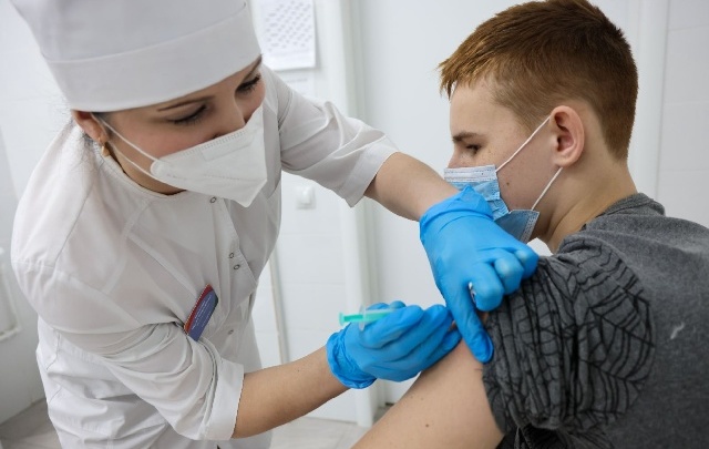 В Красноярске подростков начали прививать от коронавируса