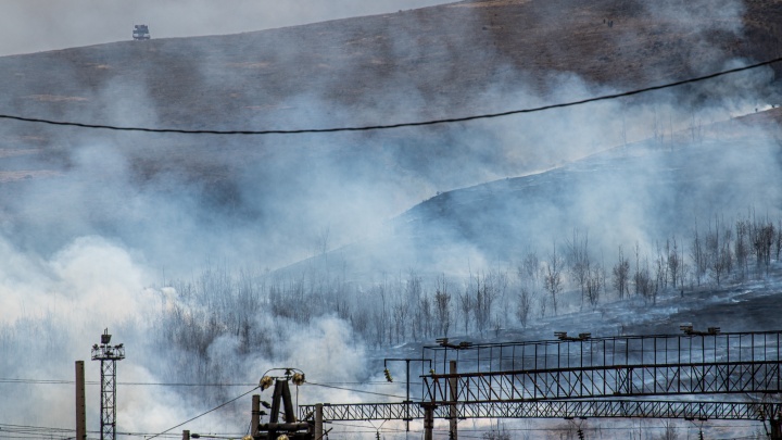 В Кузбассе горят более 50 домов в трех населенных пунктах. В тушении задействованы пожарные поезда