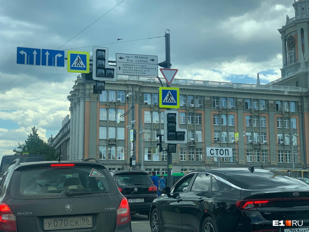 В центре Екатеринбурга отключили электричество: автомобилисты встали в пробку