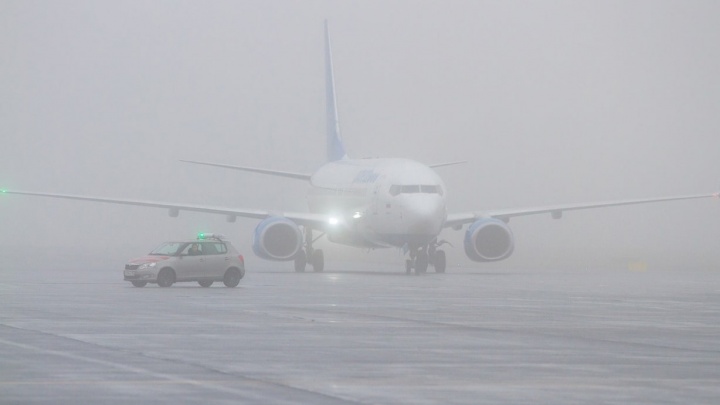 Шквальный ветер стал причиной задержки десятков рейсов из аэропортов ХМАО