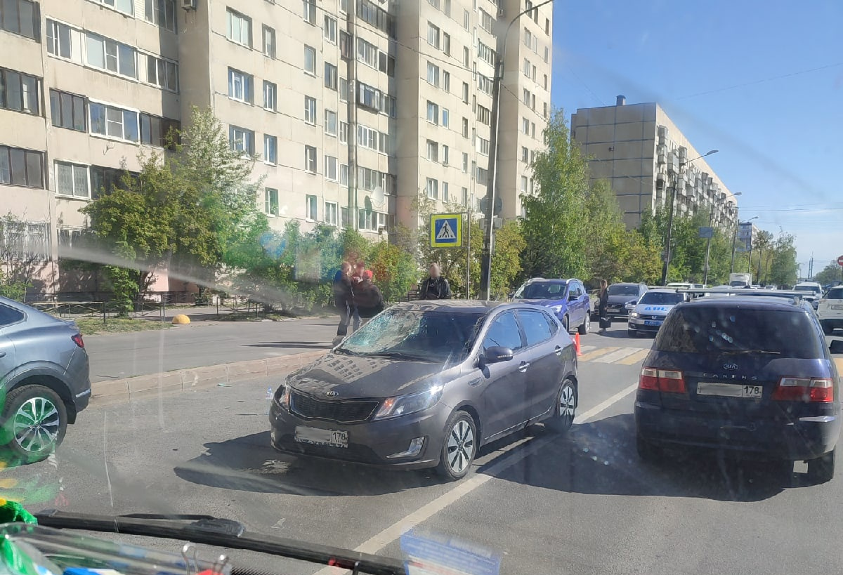 Женщину на самокате сбили на пешеходном переходе на Дунайском