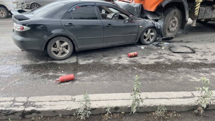 Новые фото с масштабной аварии на Коммунальном мосту в Красноярске. Один человек в больнице