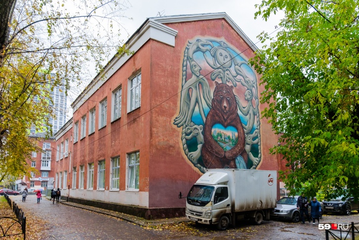 Осенью 2018-го на здании школы № 77 нарисовали граффити — они там до сих пор