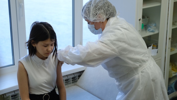 В Челябинске привили от коронавируса первых школьников. Смотрим, как проходила вакцинация