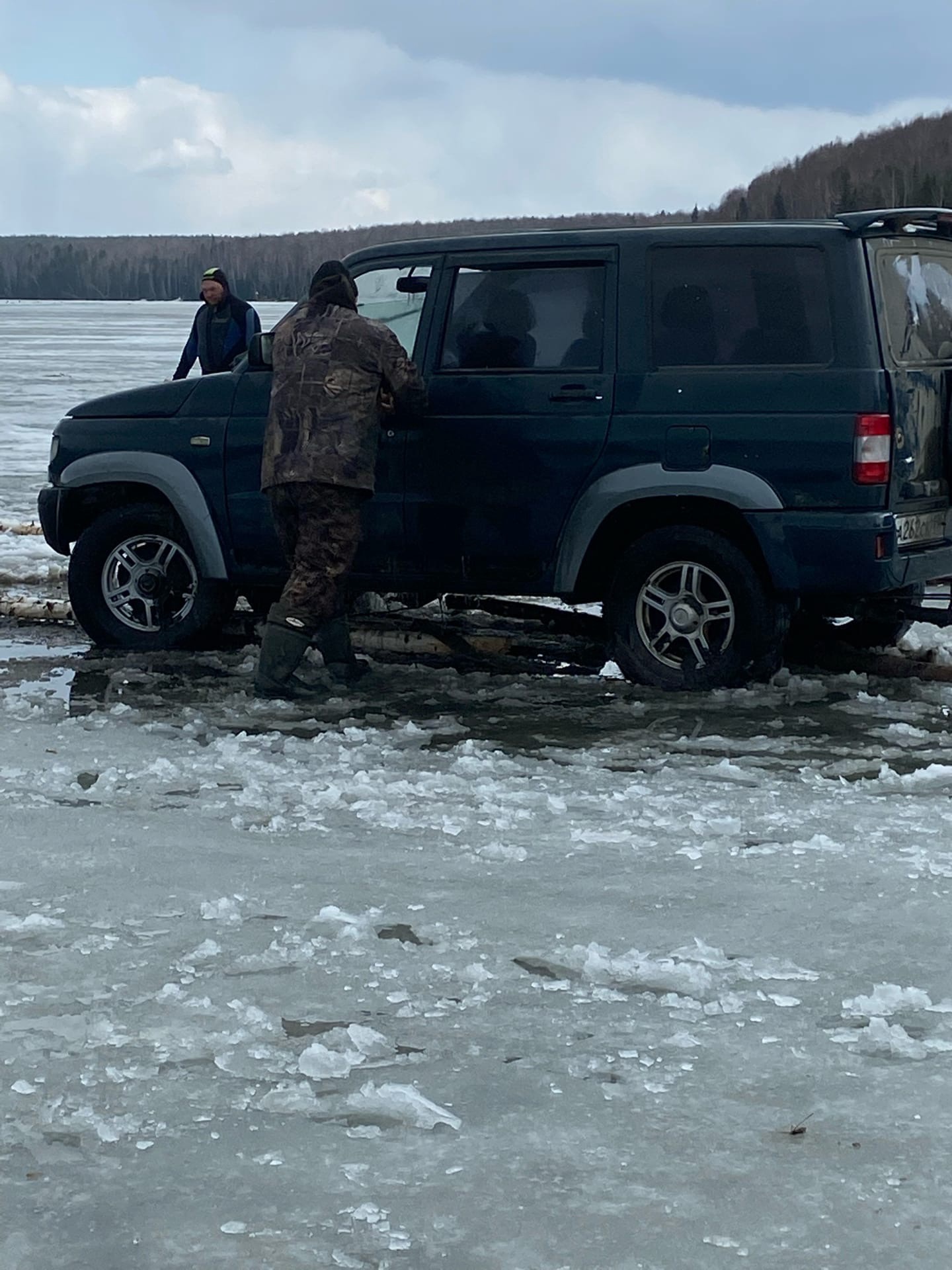 Спасателям с трудом удалось вытащить автомобиль на поверхность Спасателям с трудом удалось вытащить автомобиль на поверхность