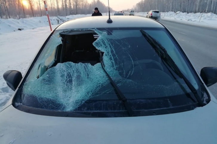 Ледяная глыба пробила стекло легковушки и травмировала пассажира