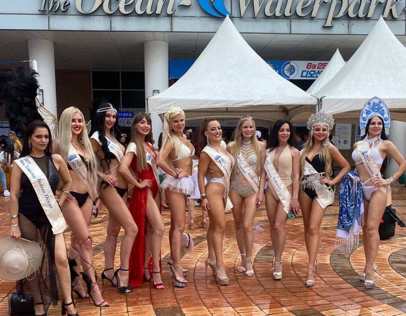 Девушки целый день ходят нарядные и на каблуках Девушки целый день ходят нарядные и на каблуках