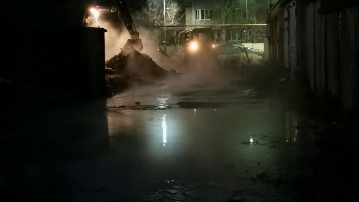 А ночью будет мороз: в Волгограде кипяток из лопнувшей трубы заливает улицы Краснооктябрьского района