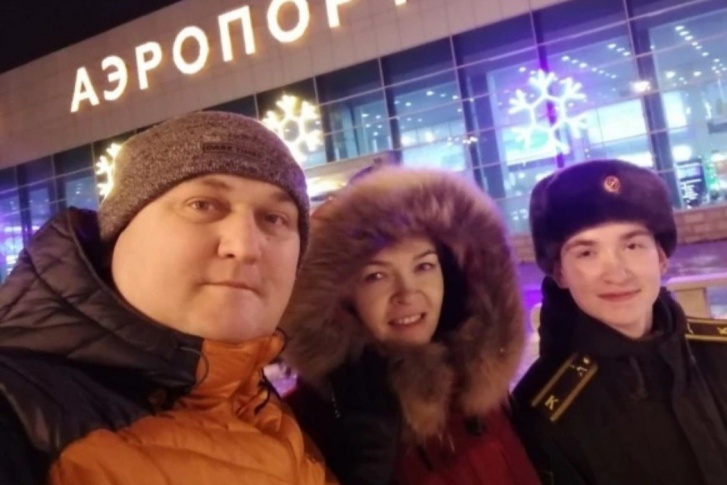 На фото Алексей со своей женой и сыном