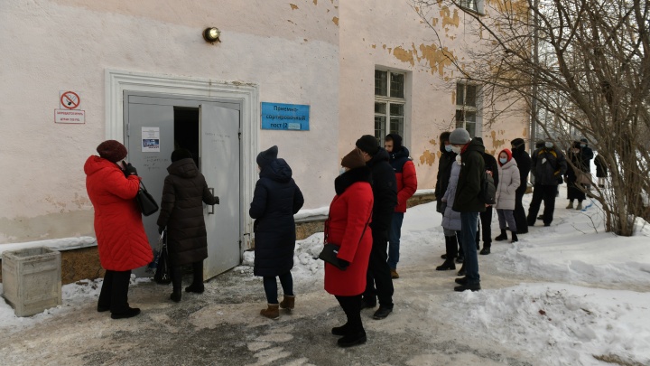 Свердловских главврачей разнесли за то, что пациентов с температурой заставляют идти в больницу