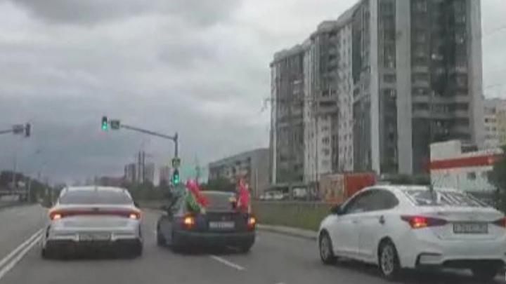 «Вели себя как пьяные». В Екатеринбурге кортеж с флагами напугал водителей. Видео