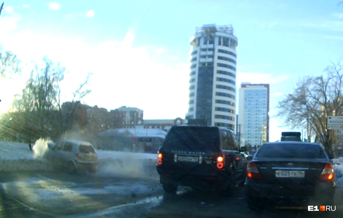 Появилось видео момента, когда Range Rover протаранил Hyundai Getz на Куйбышева. Из-за ДТП образовалась пробка