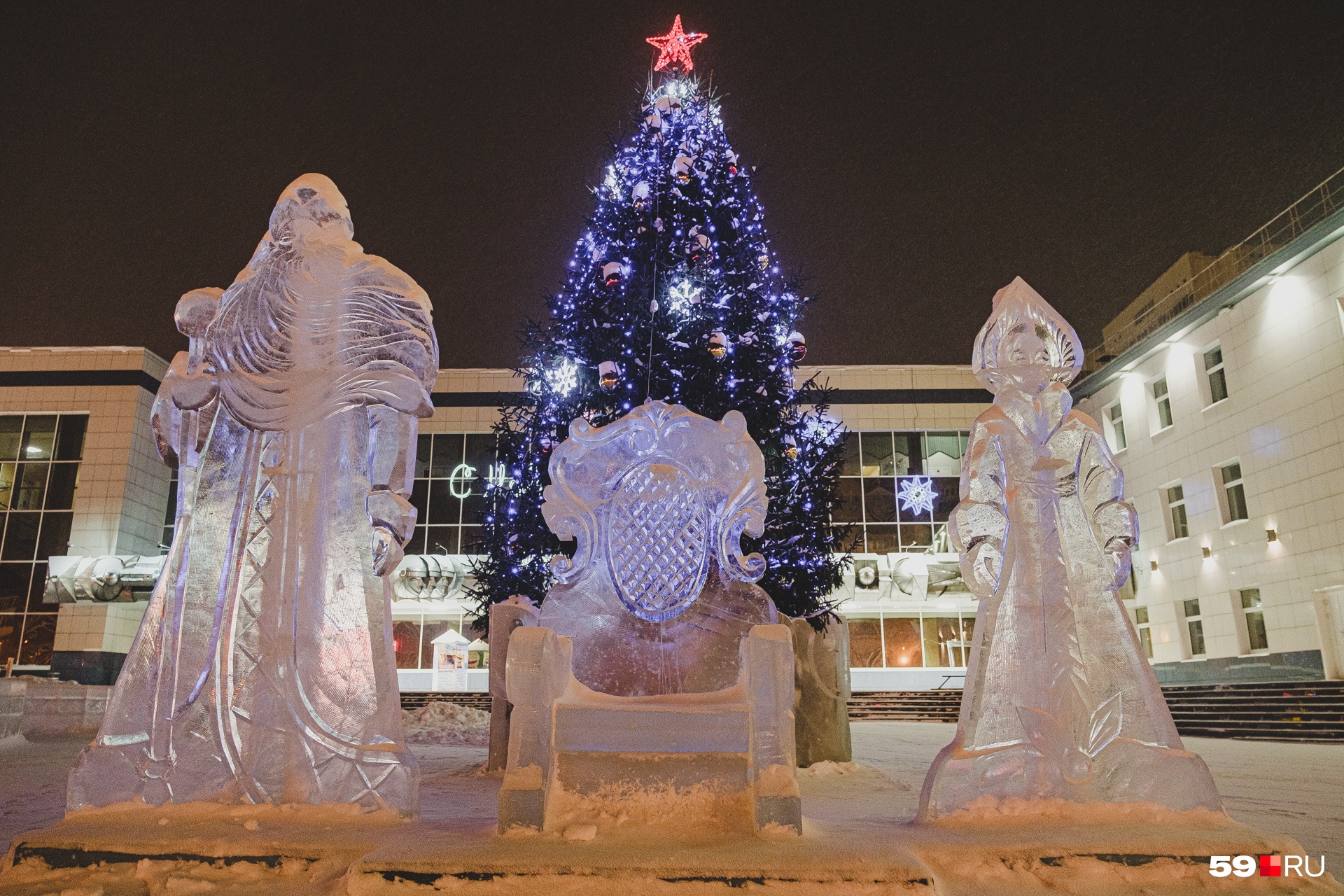 Снегурочка и Дед Мороз у ДК имени Солдатова. Сказочных героев двое, а вот трон почему-то один