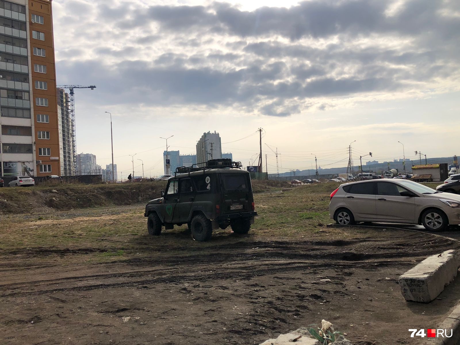 Газонную парковку, судя по всему, уже пытались пресечь, даже бетонные блоки поставили. Но это нарушителей не остановило Газонную парковку, судя по всему, уже пытались пресечь, даже бетонные блоки поставили. Но это нарушителей не остановило