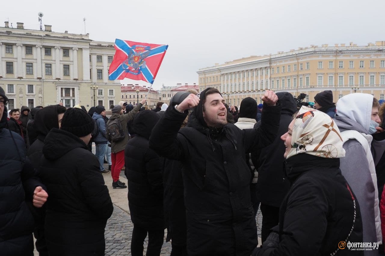 Записаться добровольцем спб. Волонтеры СПБ на Донбасс. Волонтерская акция СПБ. Санкт Петербург добровольцы контракт Дворцовая. Фотографии детей Донбасса на Дворцовой площади.