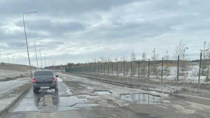 Приходится ездить по встречке: жители крупного ЖК под Казанью пытаются добиться ремонта убитой дороги