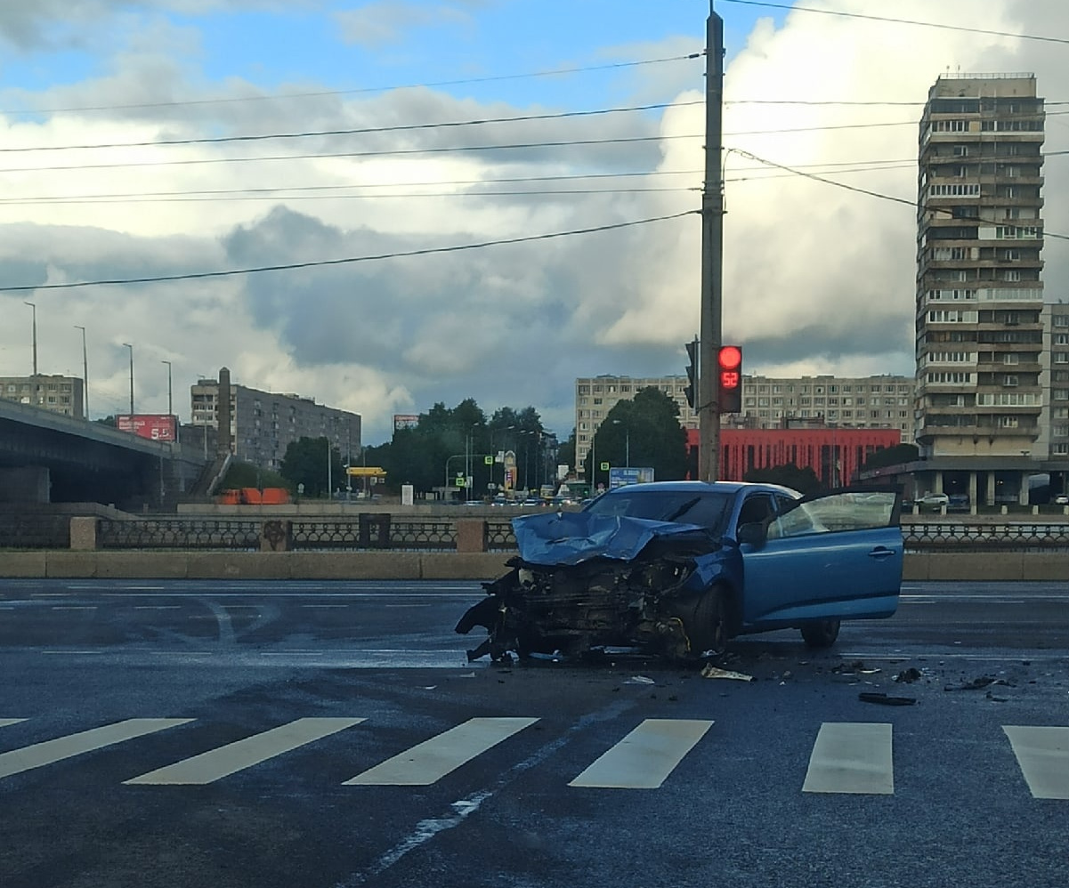 У Володарского моста разворотило КIА. В жёсткой аварии водителю повезло |  04.09.2022 | Санкт-Петербург - БезФормата