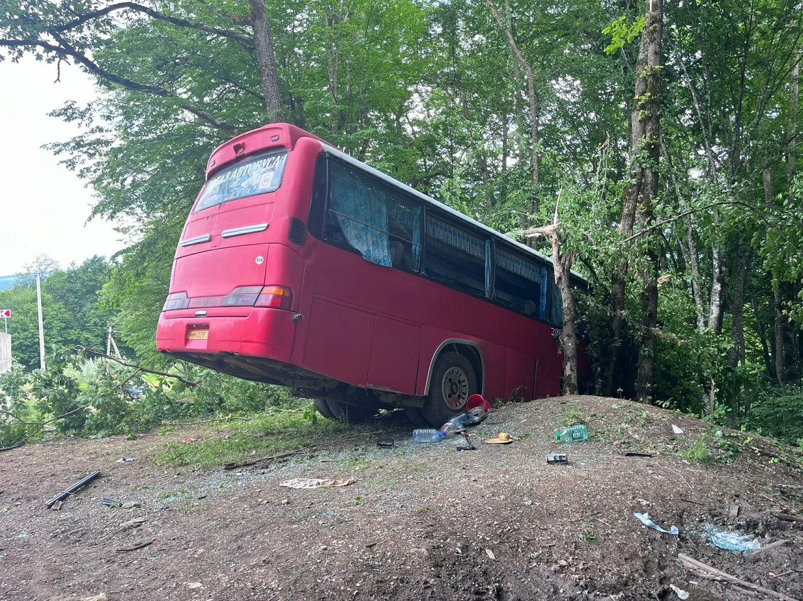 Вместо практики в больницу. Автобус со студентами на Кубани раскидал четыре машины и вылетел в кювет
