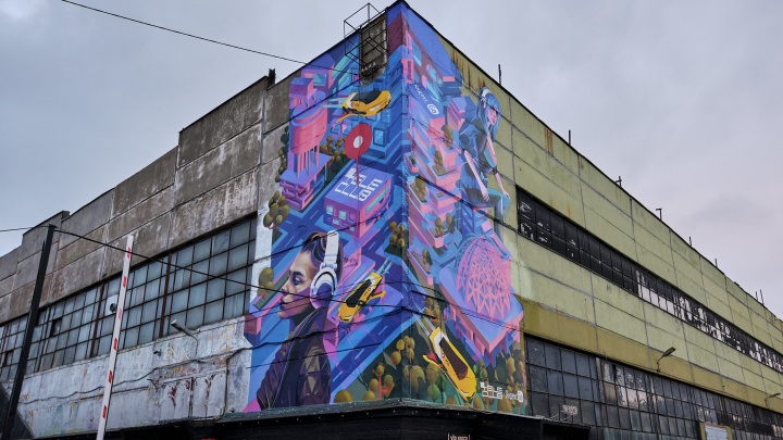 Унылый фасад главного клуба Екатеринбурга расписали гигантскими граффити. Показываем, как это выглядит