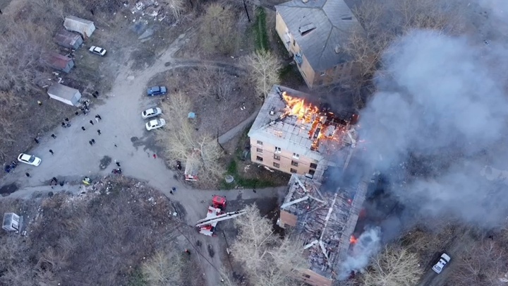 Почти вся крыша охвачена огнем: видео пожара в Заречном с квадрокоптера
