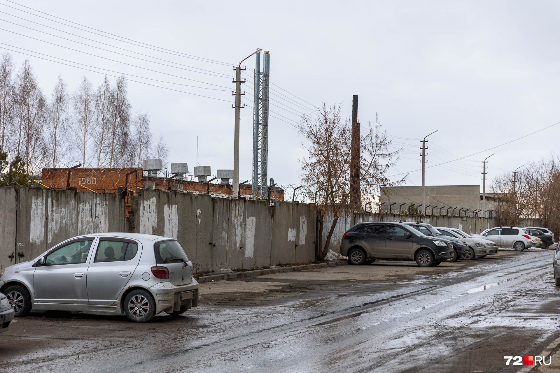Территорию водозабора хорошо видно из окна. С земли она дружелюбно встречает колючей проволокой Территорию водозабора хорошо видно из окна. С земли она дружелюбно встречает колючей проволокой