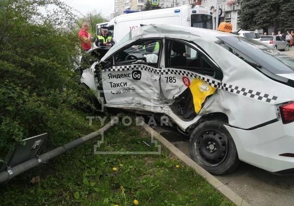 В Краснодаре на улице Атарбекова «Мерседес» врезался в машину такси, есть пострадавший
