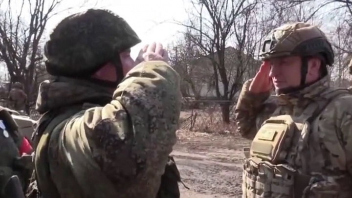 Минобороны показало, как главный уральский генерал вручил награды на Украине