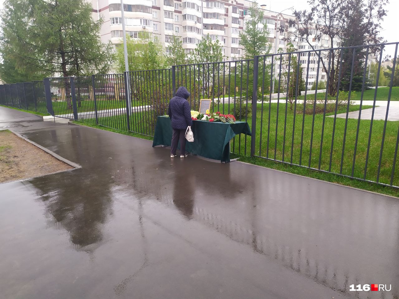 Несмотря на плохую погоду, казанцы приходят к зданию 175-й гимназии Несмотря на плохую погоду, казанцы приходят к зданию 175-й гимназии