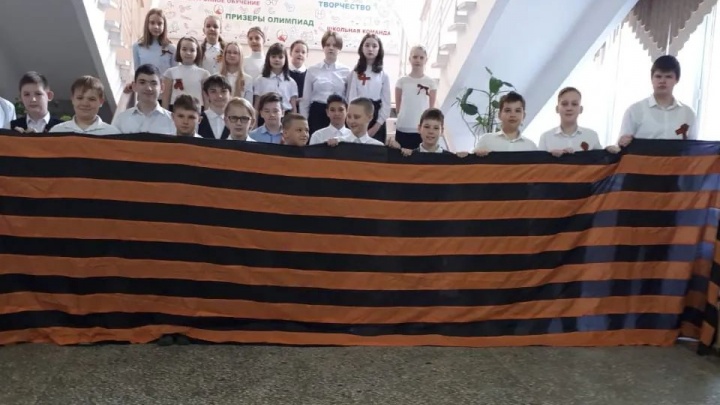 Школы Краснодара публикуют фотографии детей с георгиевскими лентами и хештегами «ZаНаших» и «СвоихНеБросаем». Что происходит?
