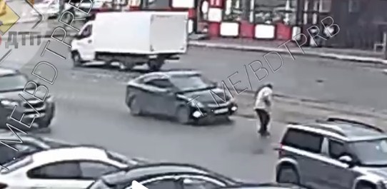 Побежал за кепочкой: на видео попало, как иномарка сбила 90-летнего мужчину. Пешехода подкинуло на капоте