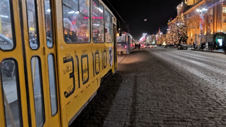 На проспекте Ленина из-за ДТП у мэрии встали трамваи