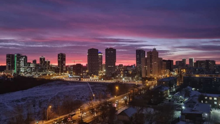 Огненный рассвет: небо в Екатеринбурге засияло розово-желтыми красками