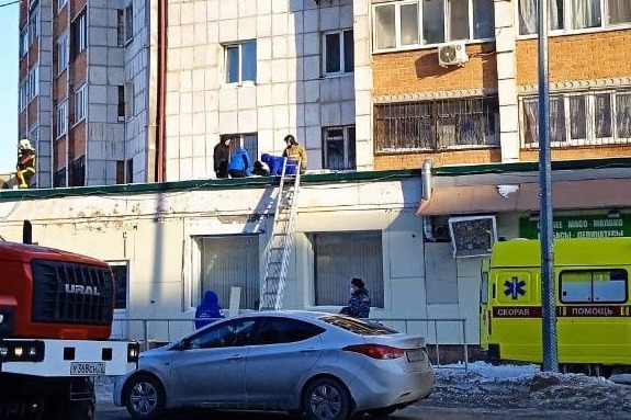 В Тюмени с крыши сорвался рабочий — на месте работают спасатели