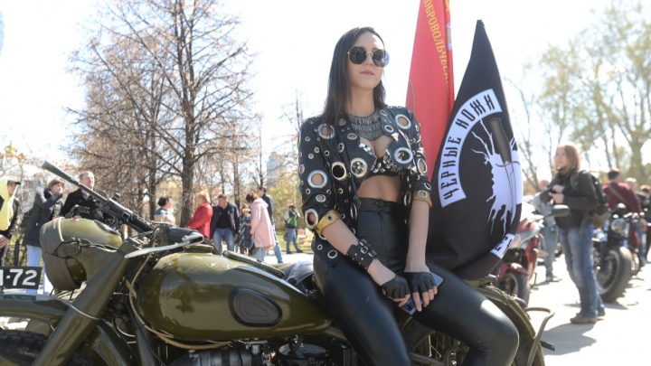 Красивые девушки, ревущие моторы: по центру Екатеринбурга проехали сотни мотоциклистов