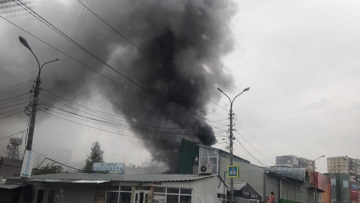 В Архангельске горит рынок у «Диеты»