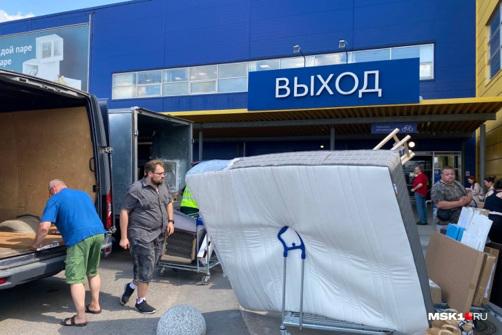 Сотрудники IKEA выносят товары огромными коробками